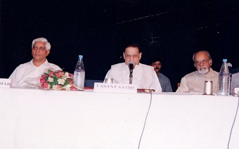 Honbl. Shri I K Gujral & Honble. Shri Vasanth Sathe at NAOP Function, 2001-min